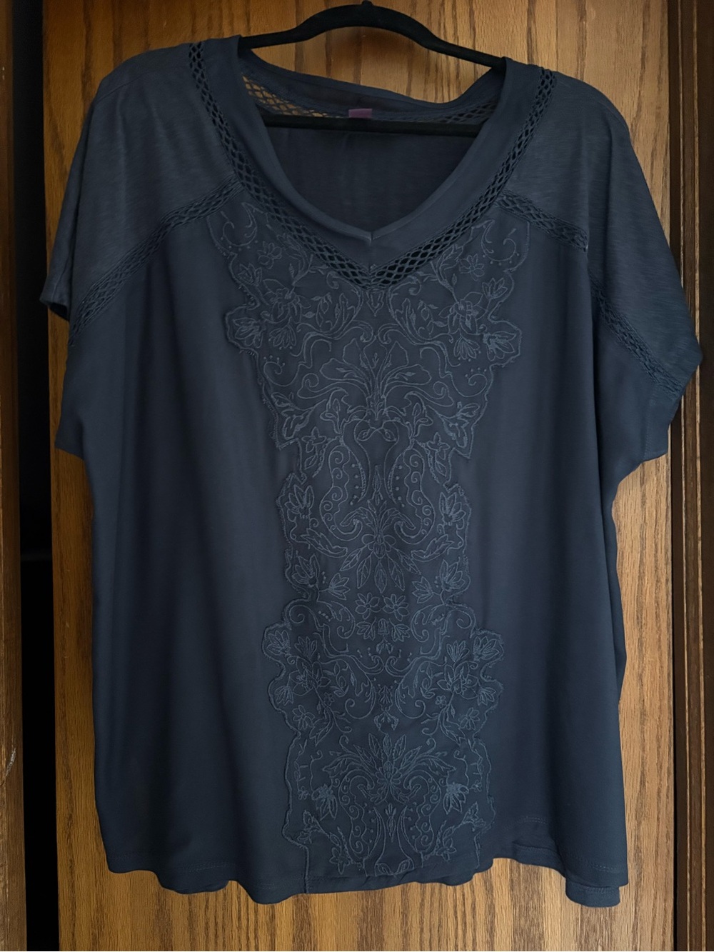 Gloria Vanderbilt Ladies Plus XXL Embroidered V-Neck Top - Navy. Knit & Woven